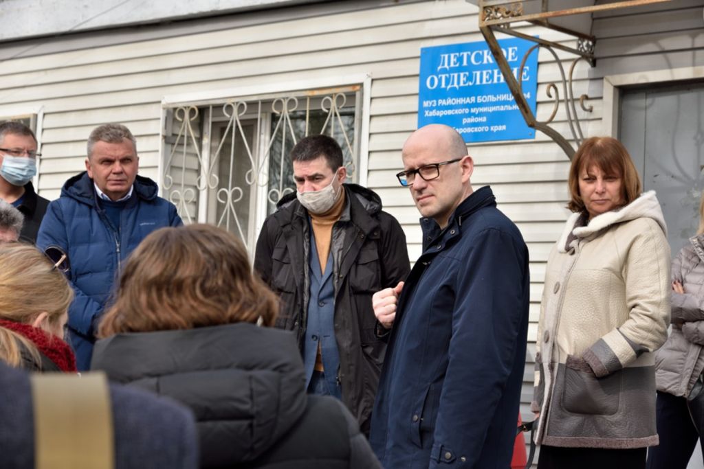 Евгений Никонов обсудил с жителями села Тополево вопросы оказания медицинской помощи