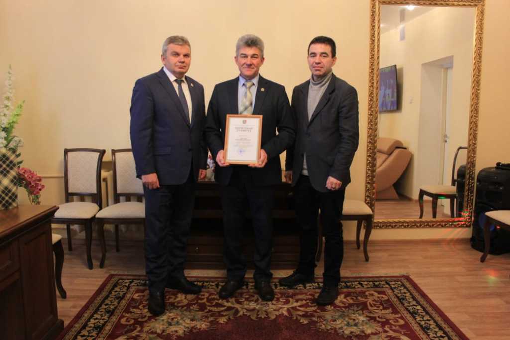 Глава Хабаровского района Александр Яц поздравил Виталия Заярного с юбилеем